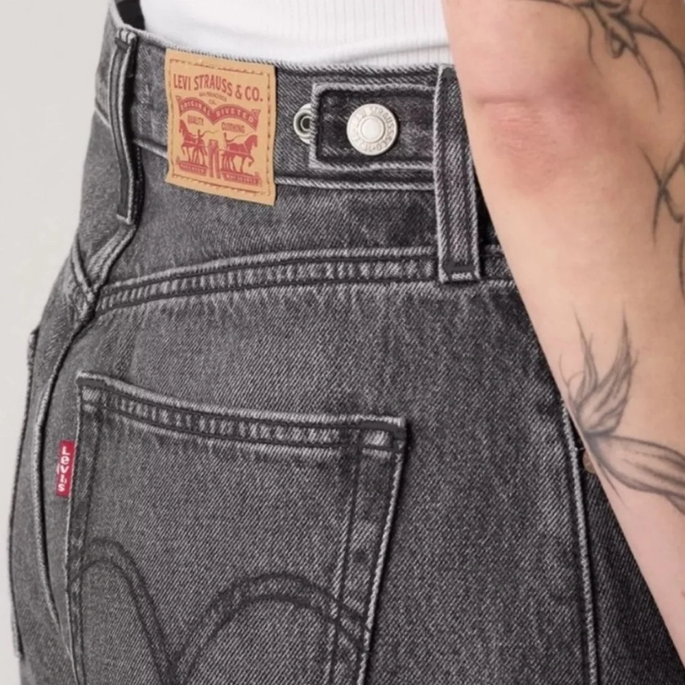 Levi's Women's Cinch Waist Barrel Jeans - Picture 4 of 15